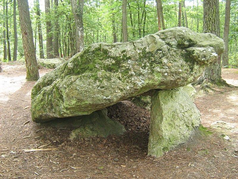 La pierre procureuse à Saint Cyr la Rosière Orne france